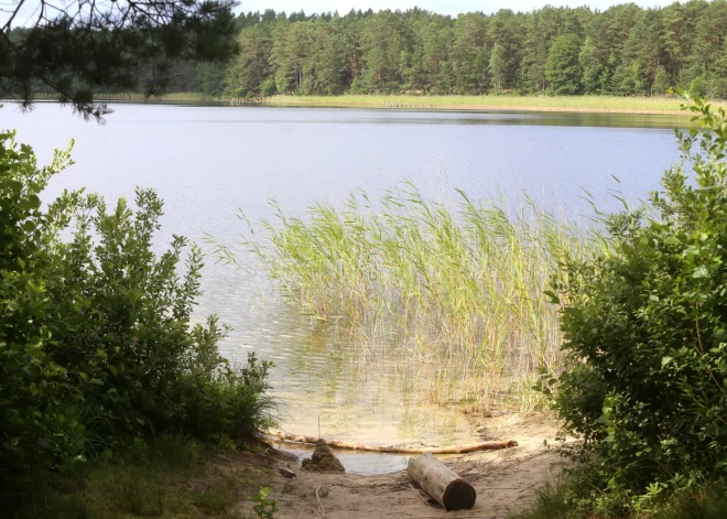 Turpmākās 10 nedēļas nedrīkst uzturēties Ummja ezerā