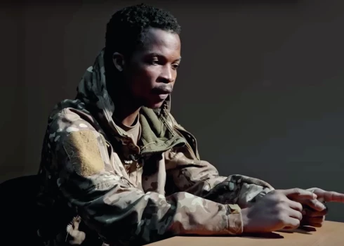 Viens no Ukrainas gūstā kritušajiem afrikāņiem – no Togo. Viņš studējis Krievijā medicīnu un apgalvo, ka domājis, ka strādās hospitālī, bet nosūtīts uz fronti.
