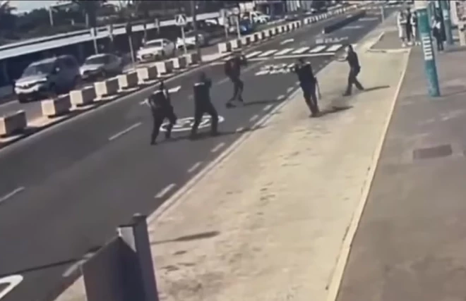 Tūlīt policisti atklās uguni pa jauno vīrieti, bruņotu ar nazi.