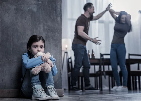 2023. gadā Valsts policijā reģistrēti 8243 ģimenes konflikti, un trešdaļā no tiem klātesoši bija bērni.