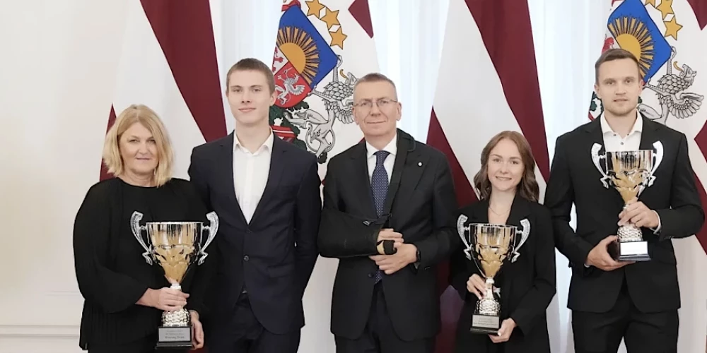 Valsts prezidenta balvas patrons Egars Rinkēvičs pasniedz kausus labākajiem vieglatlētiem.