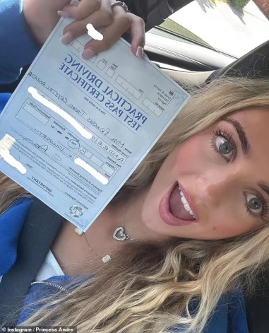 Princese lepojas ar nokārtoto autovadīšanas eksāmenu.