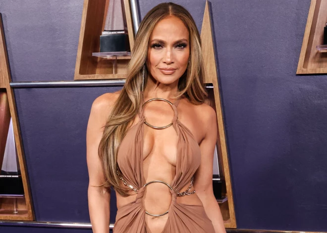 Dženifera Lopesa žilbina “American Music Awards” vakarā 2025. gada 26. maijā.