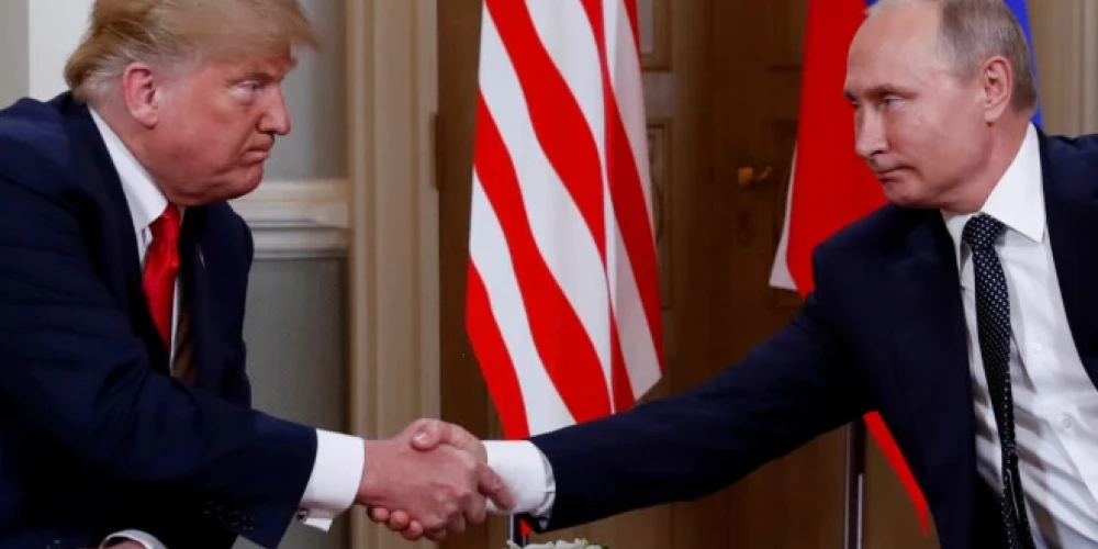 ASV prezidents Donalds Tramps 25. maijā asi kritizēja Krievijas diktatoru Vladimiru Putinu par uzbrukumiem Ukrainai, kuros tiek nogalināti civiliedzīvotāji, un paziņoja, ka Putins "ir kļuvis pilnīgi traks". Taču Tramps vēl arvien nav īstenojis savus draudus piemērot Krievijai jaunas sankcijas.