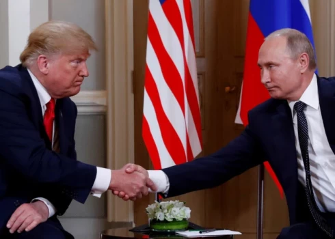 ASV prezidents Donalds Tramps 25. maijā asi kritizēja Krievijas diktatoru Vladimiru Putinu par uzbrukumiem Ukrainai, kuros tiek nogalināti civiliedzīvotāji, un paziņoja, ka Putins "ir kļuvis pilnīgi traks". Taču Tramps vēl arvien nav īstenojis savus draudus piemērot Krievijai jaunas sankcijas.