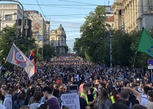 Studentu kustība pieprasa izsludināt pirmstermiņa vēlēšanas, apgalvojot, ka pašreizējā valdība nespēj izpildīti protestētāju prasības.