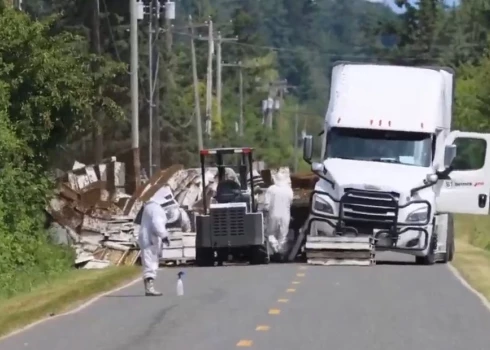 Bišu eksperti palīdzēja likvidēt avārijas sekas.