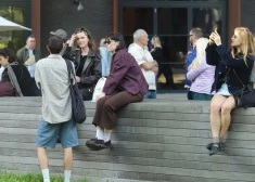 FOTO: "Grīziņdārzā" ar uzrunām, performanci un koncertu atklāta Rīgas Mākslas nedēļa