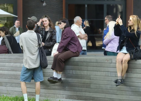 Viesi radošajā pilsētā "Grīziņdārzs" sanākuši uz Rīgas Mākslas nedēļas atklāšanu.