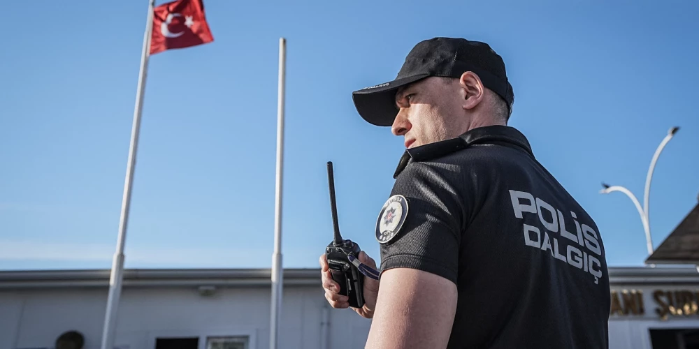 Policija veikusi arī kratīšanas trīs Stambulas rajonu municipalitātēs.