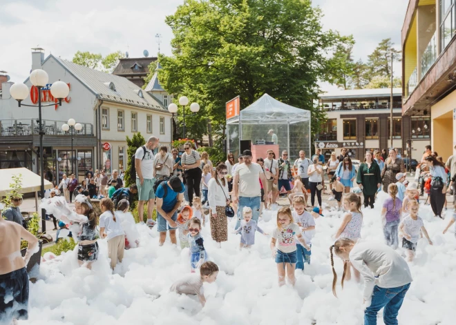 Авиашоу, концерт, пенная вечеринка, фейерверк и не только: сегодня в Юрмале проходит Курортный фестиваль