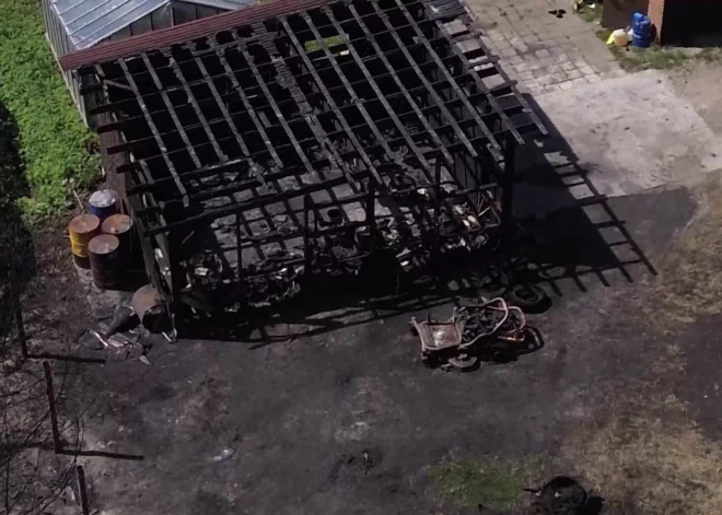 "Мы просто сжигали ветки..." В Вентспилсе в языках пламени сгорело хозяйство одной семьи