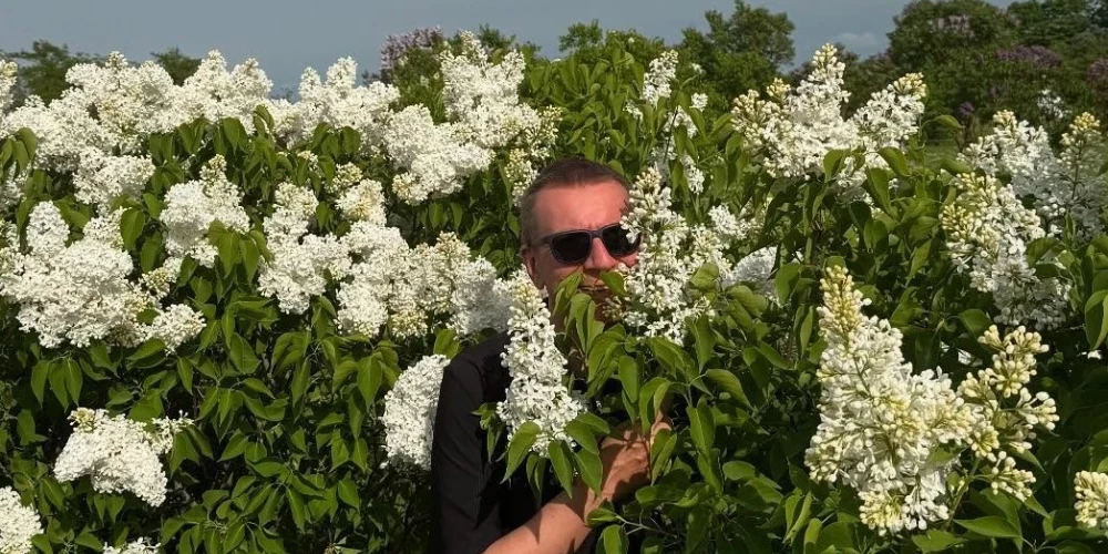 "В сирени и яблонях. Добеле. Май", - подписал снимки президент.