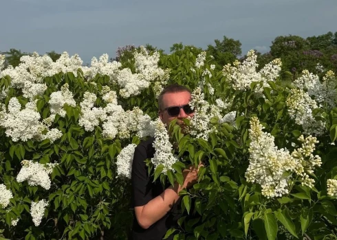 "В сирени и яблонях. Добеле. Май", - подписал снимки президент.