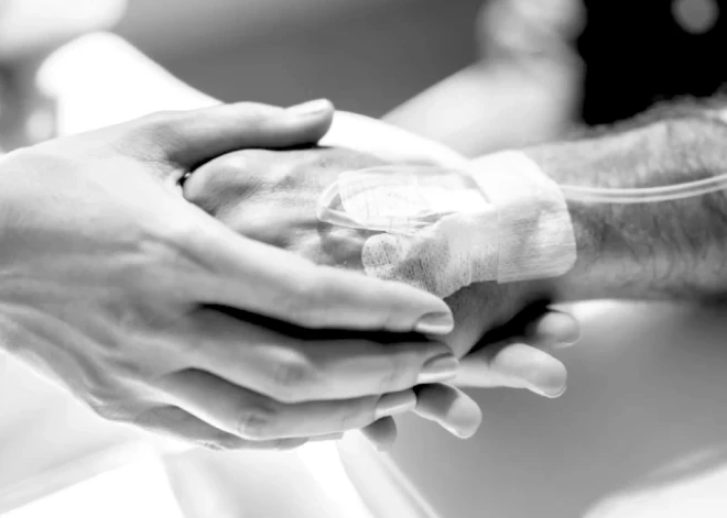 Vīrietis sajuta tirpšanu rokās un norakstīja to uz nogurumu. Dažas dienas vēlāk viņš bija paralizēts