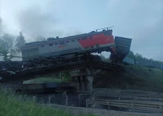 VIDEO: Krievijā sabrūk divi tilti, izraisot vilciena noskriešanu no sliedēm; ir bojāgājušie
