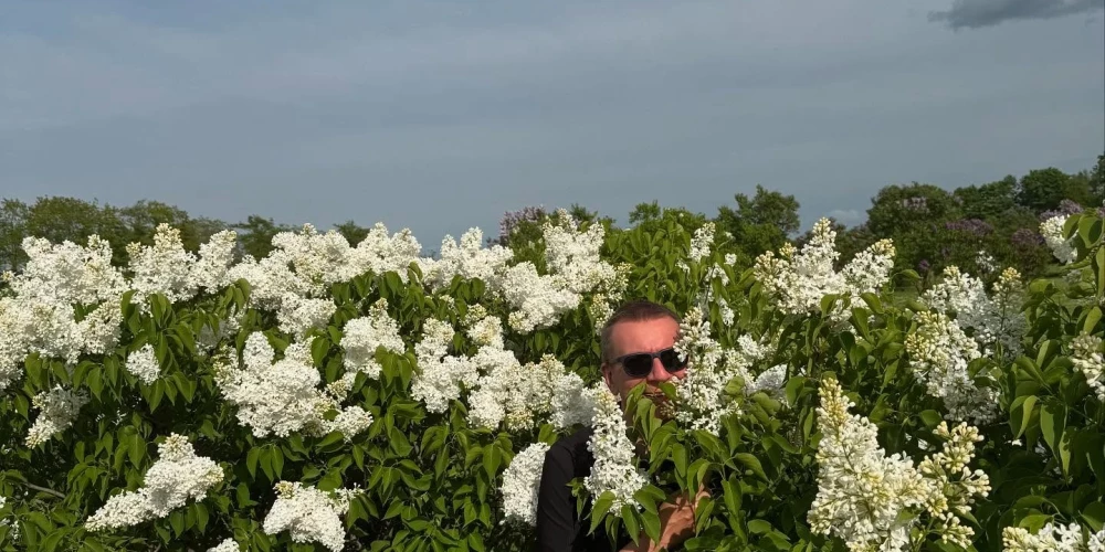 Valsts prezidents Edgars Rinkēvičs bauda pavasari.