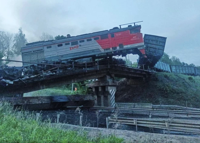 В России за ночь обрушилось два моста, один упал прямо на пассажирский поезд: причиной называют подрывы