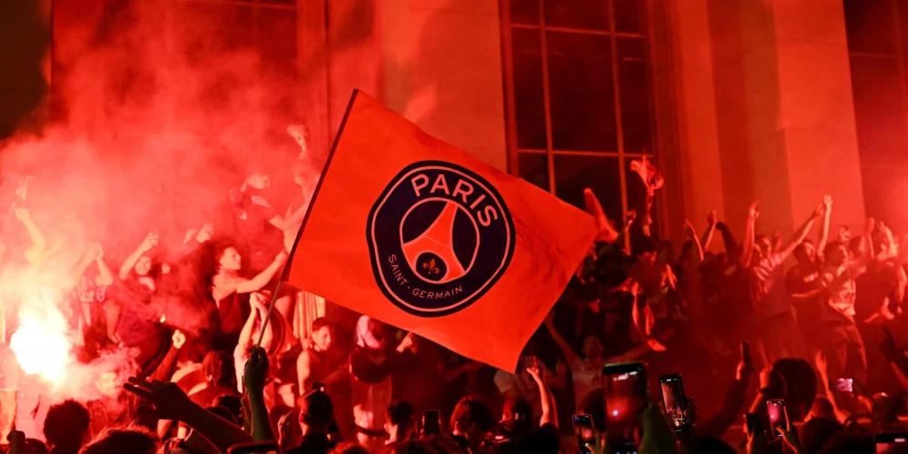 Līdzjutēji dedzina uguņus un rada haosu PSG uzvaras svinībās Parīzē.