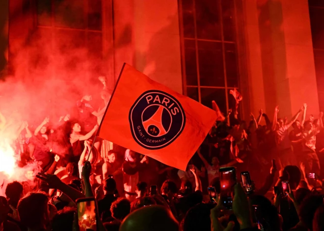 Līdzjutēji dedzina uguņus un rada haosu PSG uzvaras svinībās Parīzē.