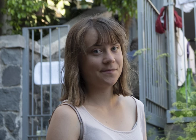 VIDEO: Grēta Tūnberga smaidot kopā ar citiem aktīvistiem dodas uz Gazu