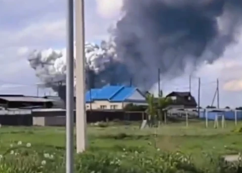 Irkutskas apgabalā deg kara lidlauks ar kaujas lidmašīnām (ekrānuzņēmums no video)