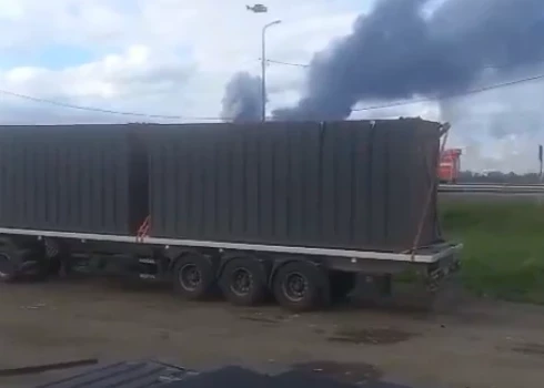 Drons izlido no kravas automašīnas (ekrānuzņēmums no video)