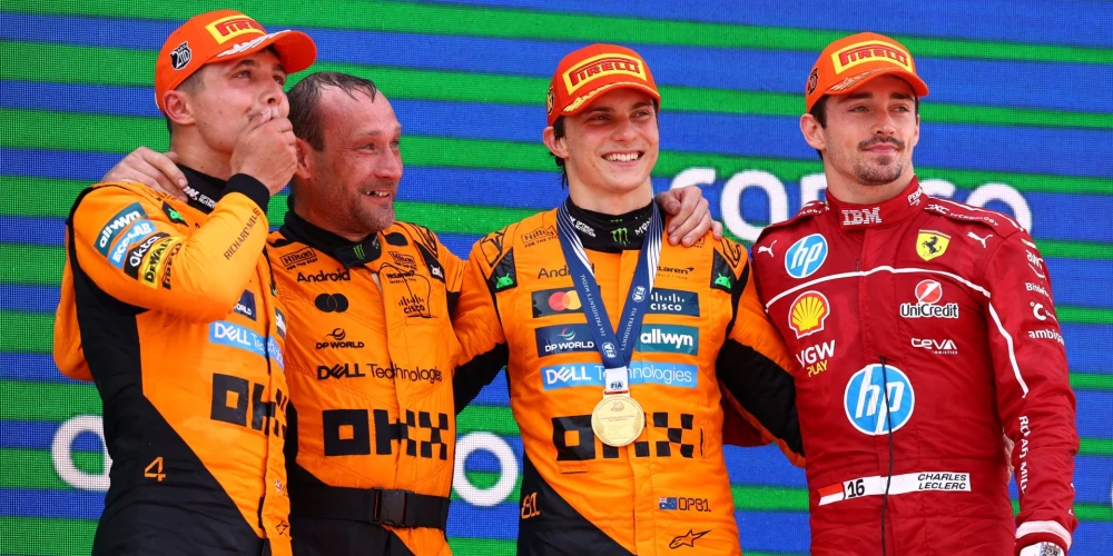 "McLaren" piloti Oskars Piastri (vidū) un Lando Noriss ar "Ferrari" pārstāvi Šarlu Leklēru godalgoto trijniekā (foto: Scanpix / Reuters)