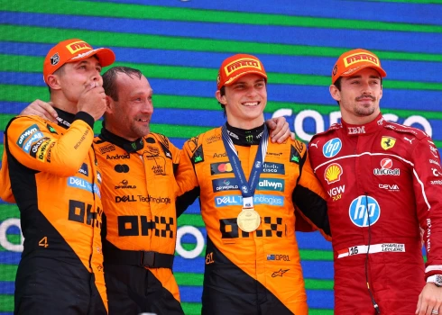 "McLaren" piloti Oskars Piastri (vidū) un Lando Noriss ar "Ferrari" pārstāvi Šarlu Leklēru godalgoto trijniekā (foto: Scanpix / Reuters)