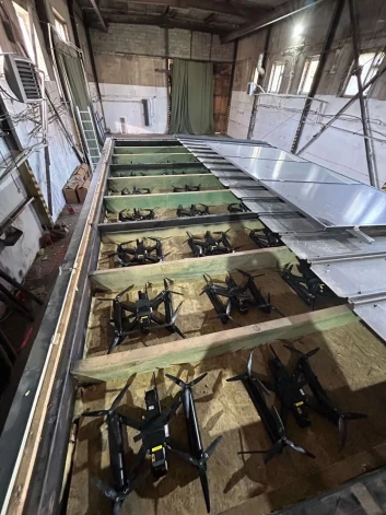 Так выглядит контейнеры из которых сегодня по всей стране были атакованы стратегические аэродромы. Первое в истории роевое применение дронов с удаленным управлением.