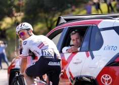 Emīls Liepiņš "Giro d'Italia" pēdējā posmā palīdz komandas biedram izcīnīt trešo vietu, kopvērtējumā uzvar Saimons Jeitss