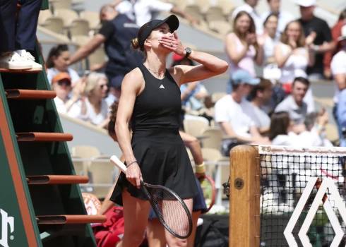 Elina Svitolina pēc mačbumbu atspēlēšanas otrajā setā izšķirošajā setā sakāva Jasmīni Paolīni