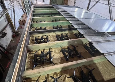 Čeļabinskas noliktava, kur, kā apgalvo krievu plašsaziņas līdzekļi, ukraiņu pārdrošajai operācijai samontēja dronus (ekrānuzņēmums no "X")