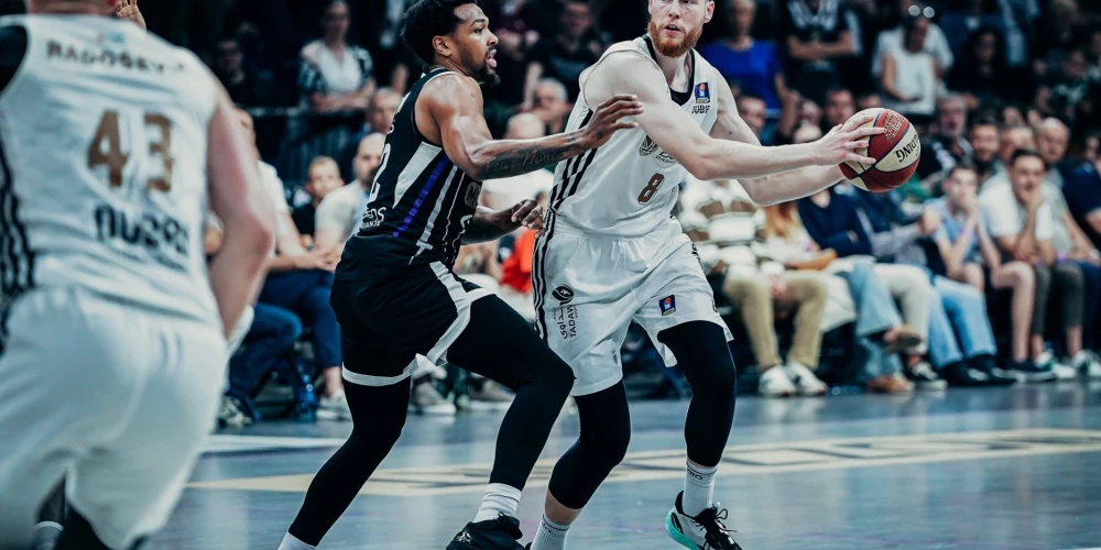 Dāvis Bertāns ar bumbu (foto: "AdmiralBet ABA league" / X)