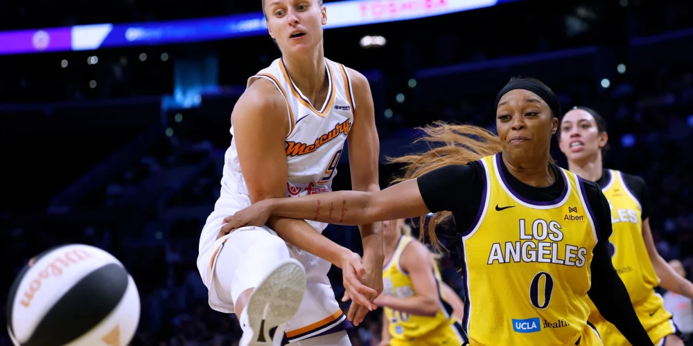  Latvijas basketboliste Kitija Laksa svētdien Losandželosā guva 15 punktus.