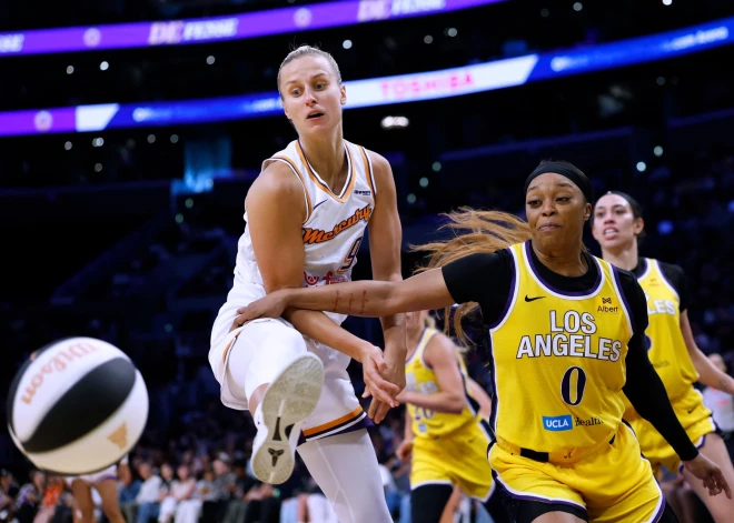 Laksa gūst 15 punktus "Mercury" uzvarā WNBA spēlē