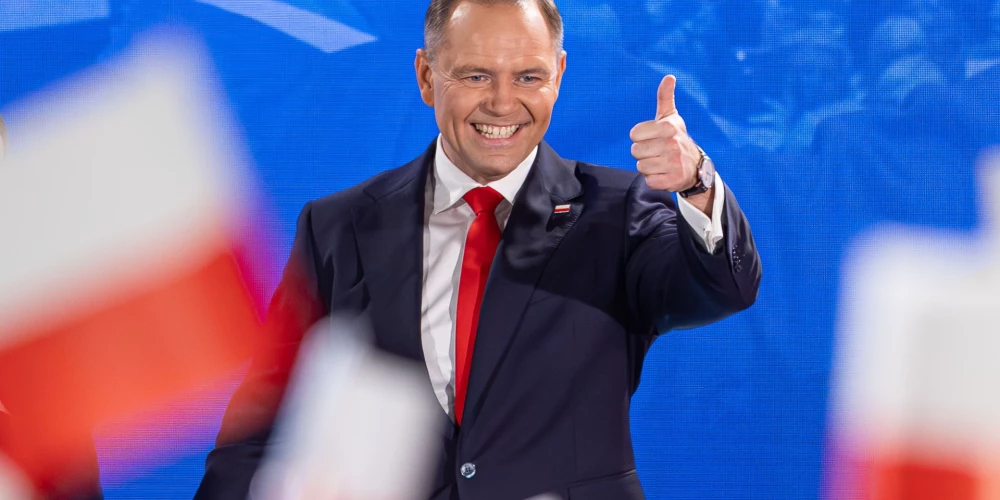 Ar 50,89% balsu par jauno Polijas prezidentu kļuvis 42 gadus vecais konservatīvās opozīcijas kandidāts Karols Navrockis.