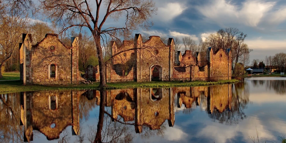 Ēka ap drupām ir ierobežota, un tā var radīt apdraudējumu iedzīvotājiem.