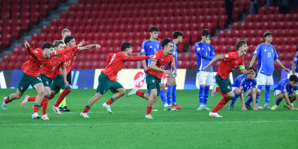 Portugāles jaunie futbolisti līksmo pēc uzvaras pusfinālā pār Itāliju.