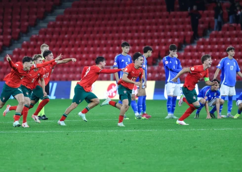 Portugāles jaunie futbolisti līksmo pēc uzvaras pusfinālā pār Itāliju.