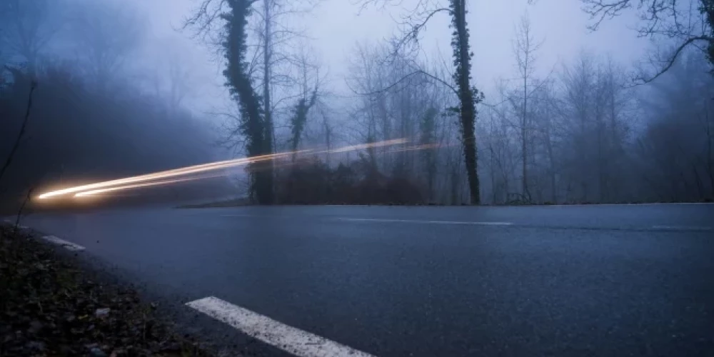 Automašīnas "Volvo C30" vadītājs nobrauca no ceļa braucamās daļas, kā rezultātā no auto izkrita persona.