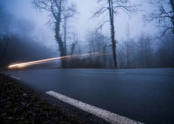 Izkritis no auto un atstāts notikuma vietā - Latgalē slimnīcā nonācis kāds vīrietis