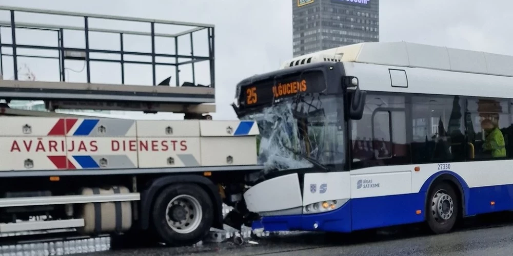 В аварию на Вантовом мосту попал автобус маршрута №25.