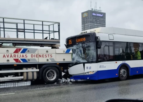 В аварию на Вантовом мосту попал автобус маршрута №25.