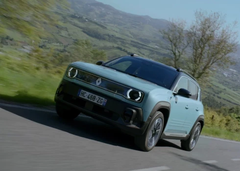 Renault 4 interjers visvairāk atgādina Renault 5, jo jaunā kabīnes arhitektūra pārņemta bez izmaiņām.