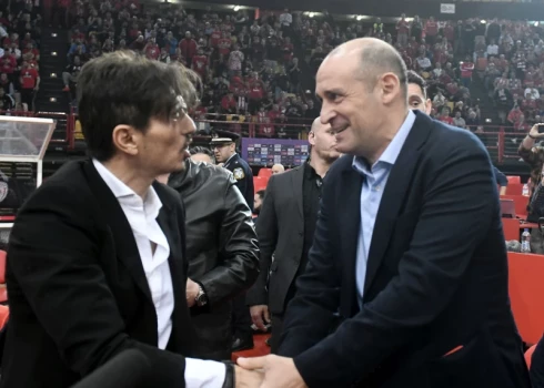 "Panathinaikos" un "Olympiacos" īpašnieku starpā nevalda saticība. Attēlā (no kreisās) Dimitris Janakopuls un Georgs Angelopols.