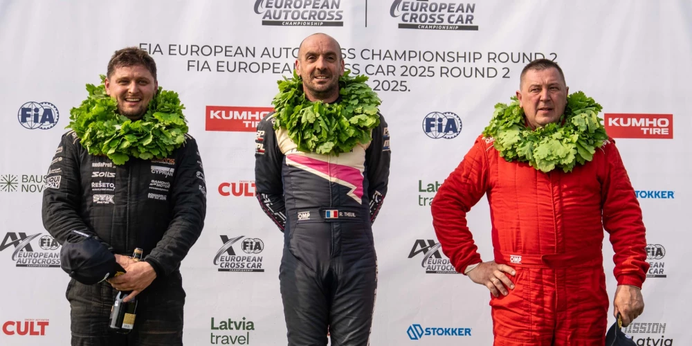 Goda pjedestāls "Superbuggy" klasē (no kreisās) Zdeneks Antonijs, Robērs Tels un mūsu Ervīns Grencis.