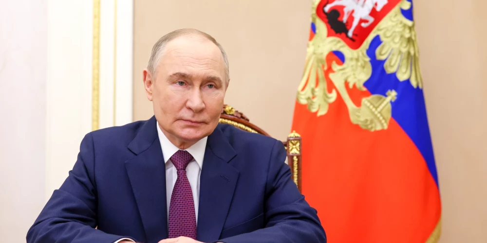 Krievijas vadītājs Vladimirs Putins par Ukrainas veiksmīgo militāro operāciju "Zirnekļtīkls"  aizdomīgi klusē.