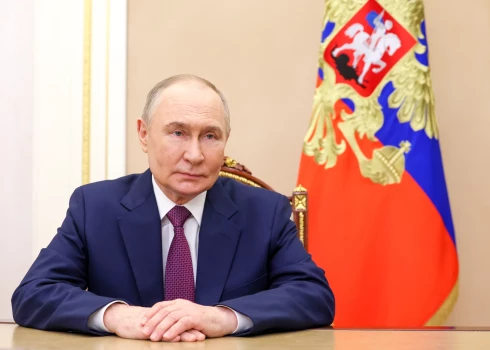 Krievijas vadītājs Vladimirs Putins par Ukrainas veiksmīgo militāro operāciju "Zirnekļtīkls" aizdomīgi klusē.