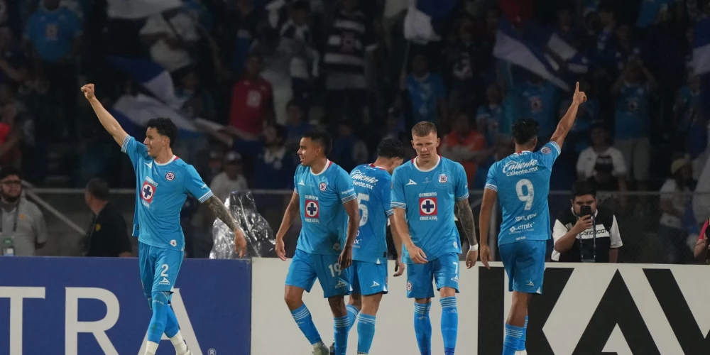 "Cruz Azul" futbolisti priecājas par Anhela Sepulvedas vārtu guvumu.